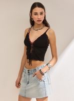 Polera con Aplicación de Encaje y Amarras en Delantero