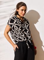 Blusa Estampada y Anudada en Delantero