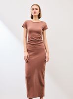 Vestido Midi Ajustado Manga Corta con Cuerpo Fruncido