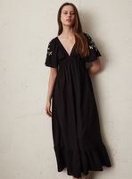 Vestido con Capas Bordado en Mangas