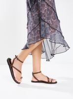 Sandalia Plana Detalle Metal Mujer