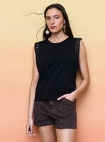 Blusa Escote Redondo y Detalle de Aplicación Bordado