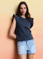 Polera Acid Wash Escote Redondo con Mangas Volantes