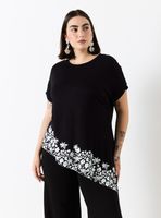 Polera Basta Irregular con Estampado Localizado