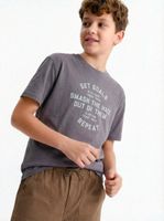 Polera Básica con Estampado Frontal Niño