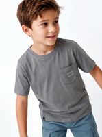 Polera Bolsillo con Logo Bordado