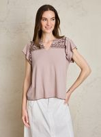 Polera Tela Acanalada con Bordado en Pecho