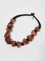 Collar Piedras de Resina y Cordón