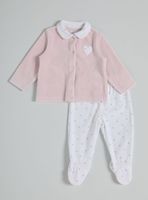 Conjunto con un Corazón en el Pecho