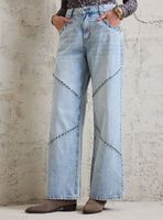 Jeans Desgastado con Aplicación de Tachas Metálicas