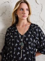 Collar Largo con Piedras Naturales y Detalle Pompón