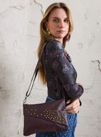 Cartera de Mano Tachas Doradas de Ecocuero