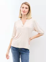 Polera con Detalle de Tela Satinada en Cuello