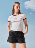 Polera con Estampado Central y Ribetes en Contraste