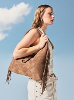 Cartera de Hombro Flecos y Detalles Metálicos