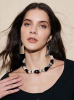 Collar Piedras de Resina con Cierre Ajustable