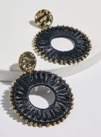 Aros Colgantes con Raffia y Detalles Dorados