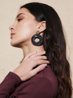 Aros Colgantes con Raffia y Detalles Dorados