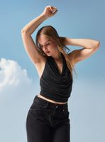 Polera sin Manga Cuello Drapeado Halter con Brillos