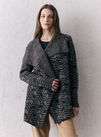 Chaleco con Cuello Envolvente y Diseño