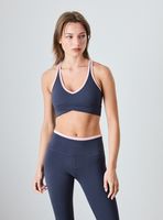 Peto Cuello en V Detalle en contraste