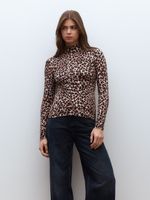 Polera Tipo Beatle de Cuello Mock en Tela Fluida Estampada