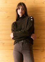 Sweater de Cuello Alto y Botones Dorados en Hombro