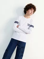 Polera Logo Bordado con Rayas en Mangas