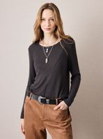 Polera Tejida con Diseño de Líneas Asimétricas