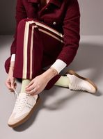 Zapatilla Urbana Acordonada con Tachas Metálicas Mujer