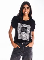 Polera Fluida Manga Corta con Estampado Frontal