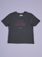 Polera Acid Wash con Focal Print y Tachas Estrellas