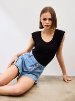 Polera Cuello V Tela Acanalada con Mangas Vuelo