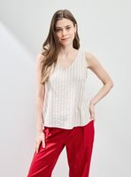 Blusa con Lino y Detalle de Botones Decorativos