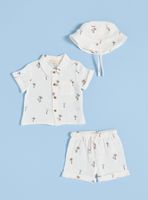 Conjunto de 3 Piezas de Camisa, Short y Gorro Estampados