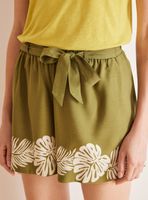 Short Viscosa Kaki Estampado Hojas