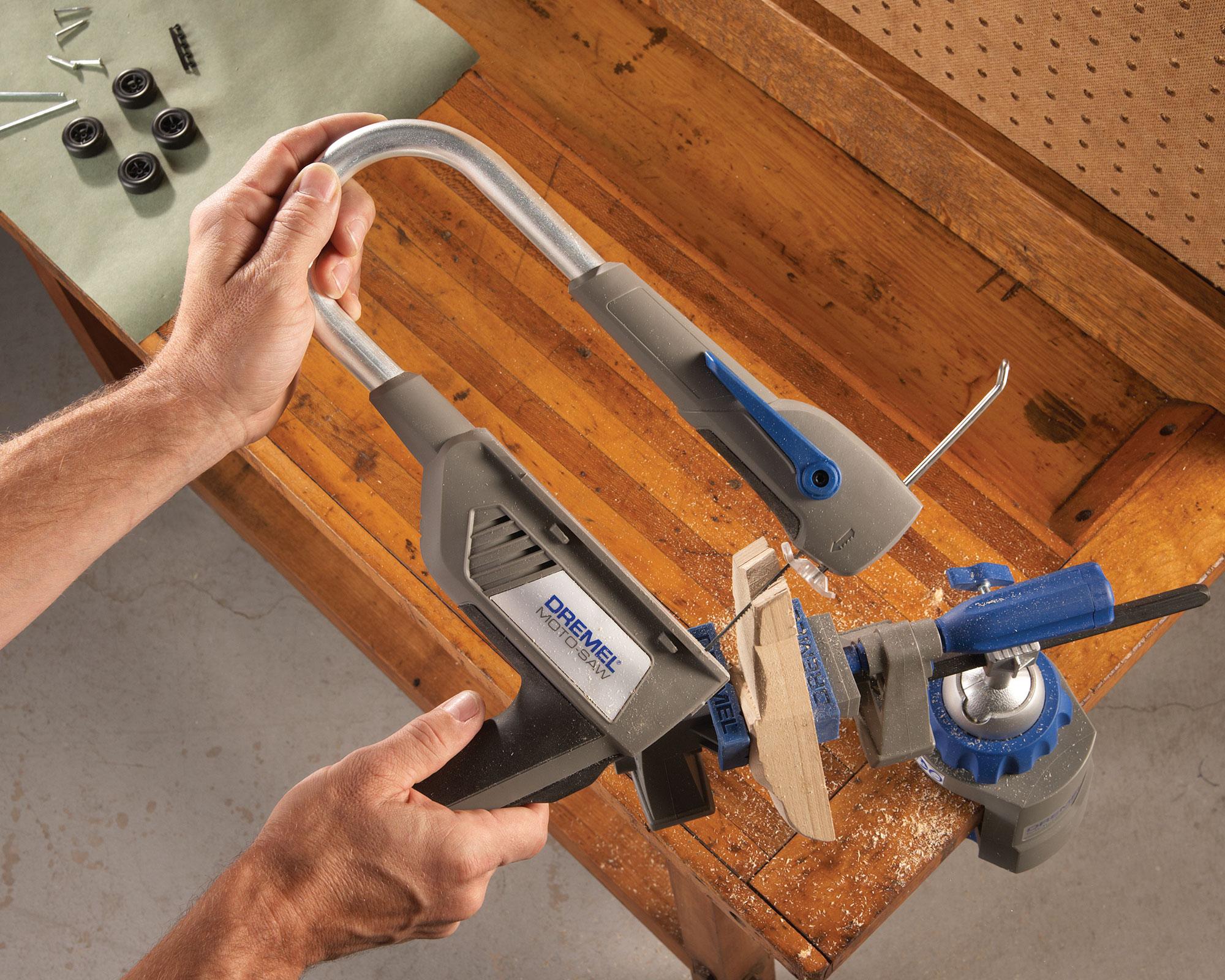 Sierra caladora de banco 70W Moto-Saw + 10 accesorios Dremel-13
