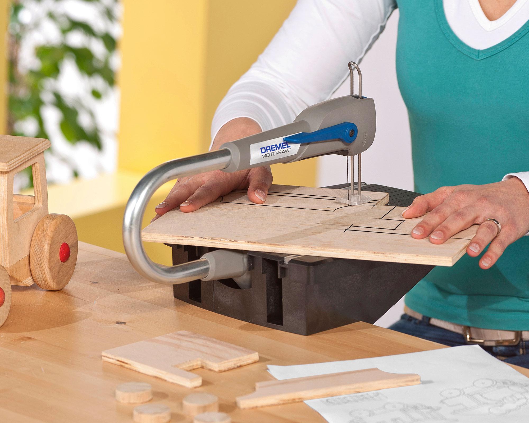 Sierra caladora de banco 70W Moto-Saw + 10 accesorios Dremel-18