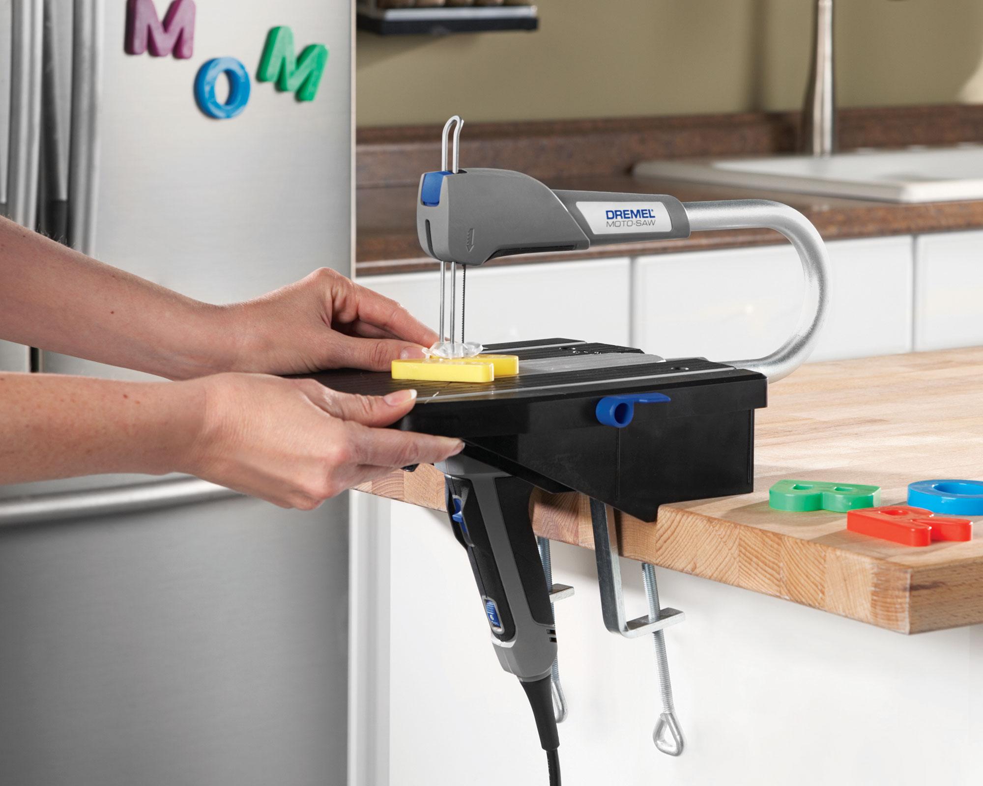 Sierra caladora de banco 70W Moto-Saw + 10 accesorios Dremel-11