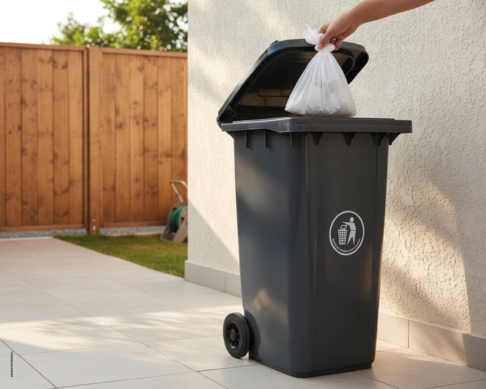 Basurero tapa y ruedas 240 litros industrial gris Cotidiana-2