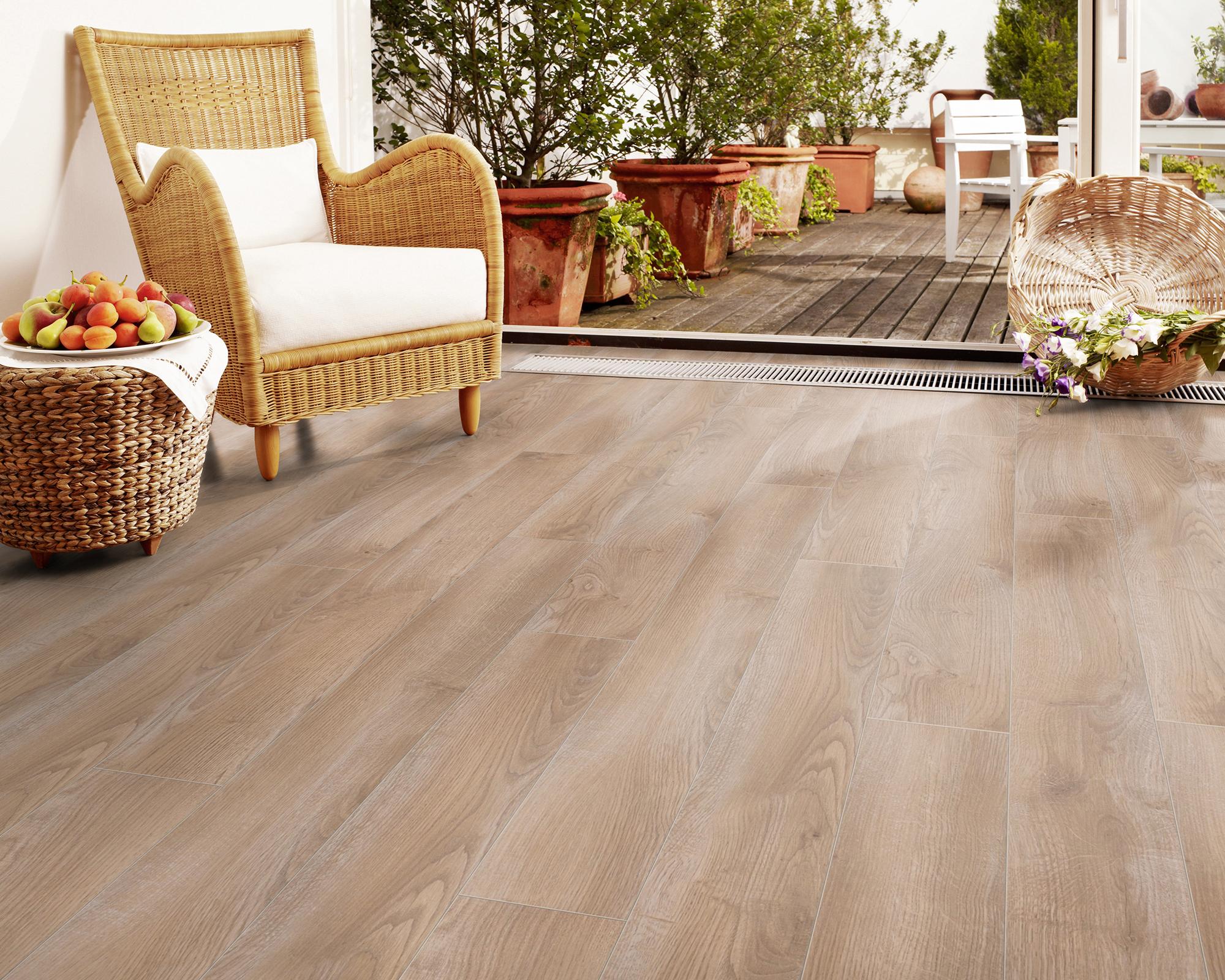 Piso flotante Classic Touch oak ameno 8 mm 2.20 m2-3