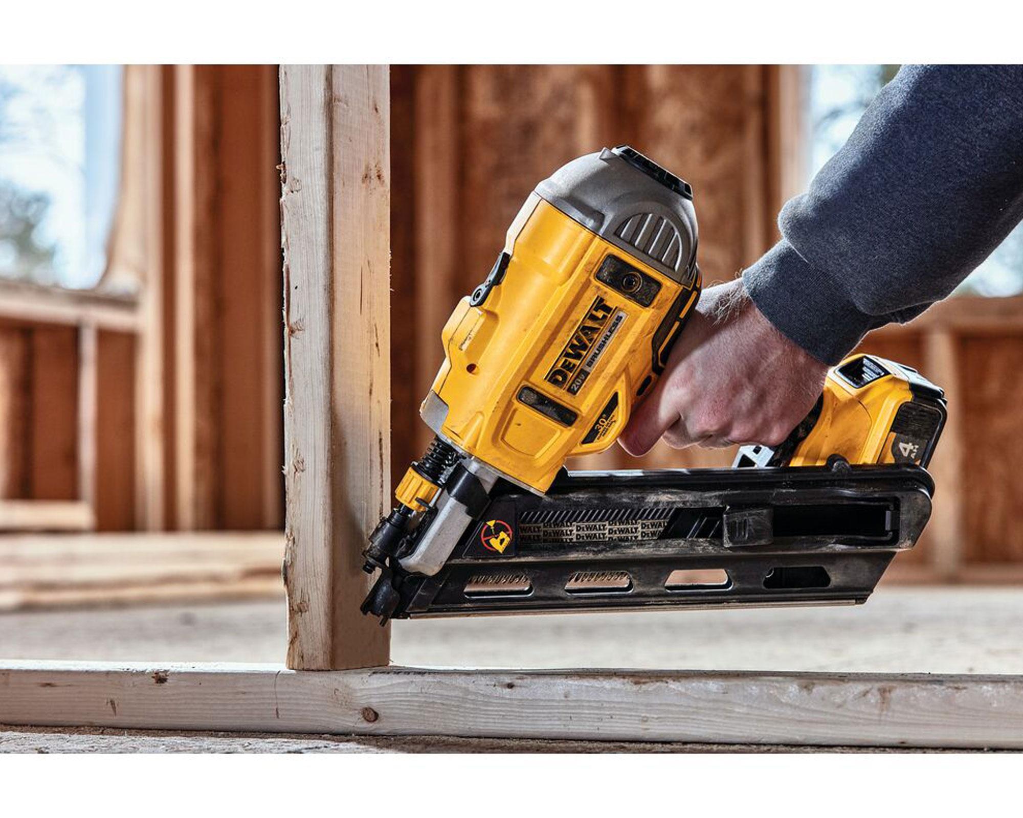 Clavadora 20V DCN692B sin batería Dewalt-3
