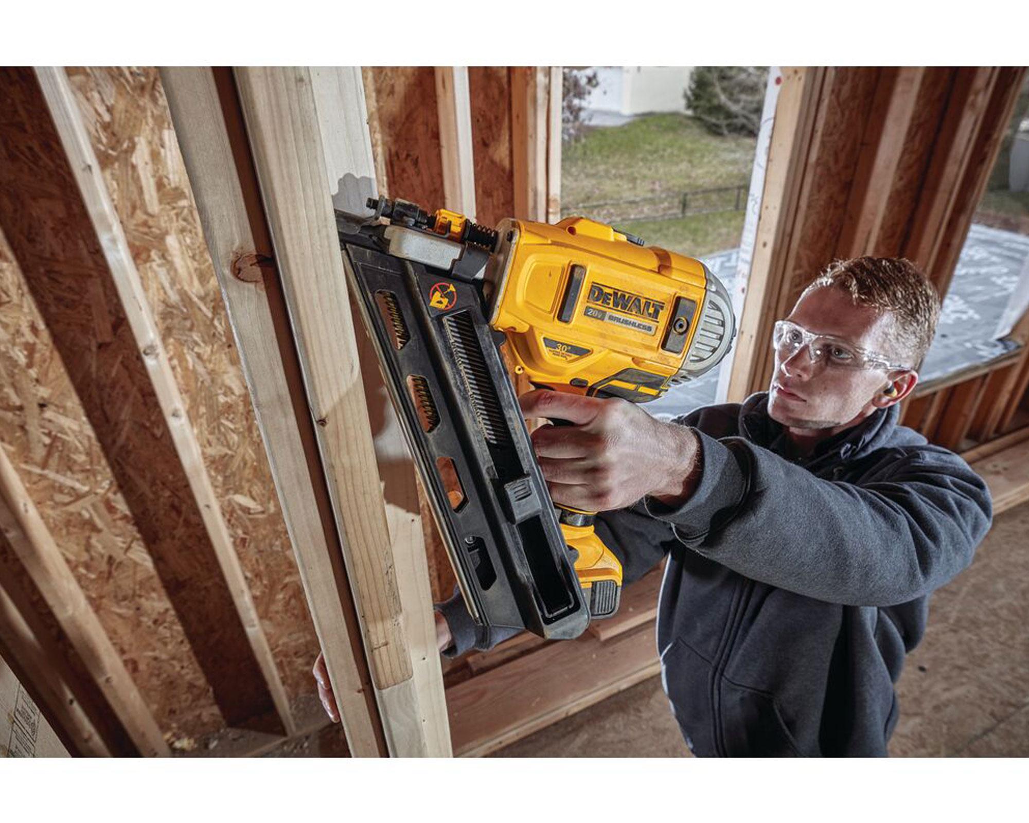 Clavadora 20V DCN692B sin batería Dewalt-4