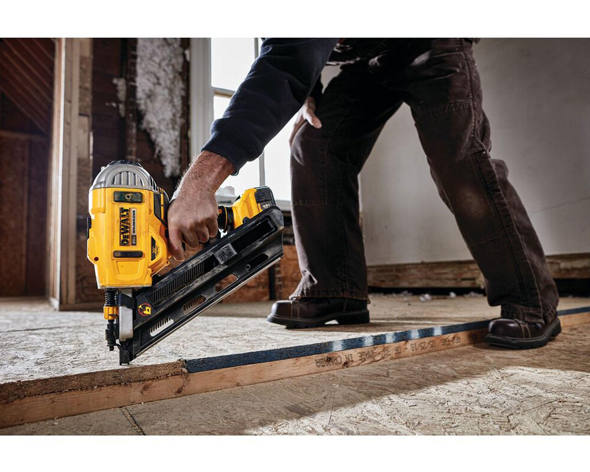 Clavadora 20V DCN692B sin batería Dewalt-2