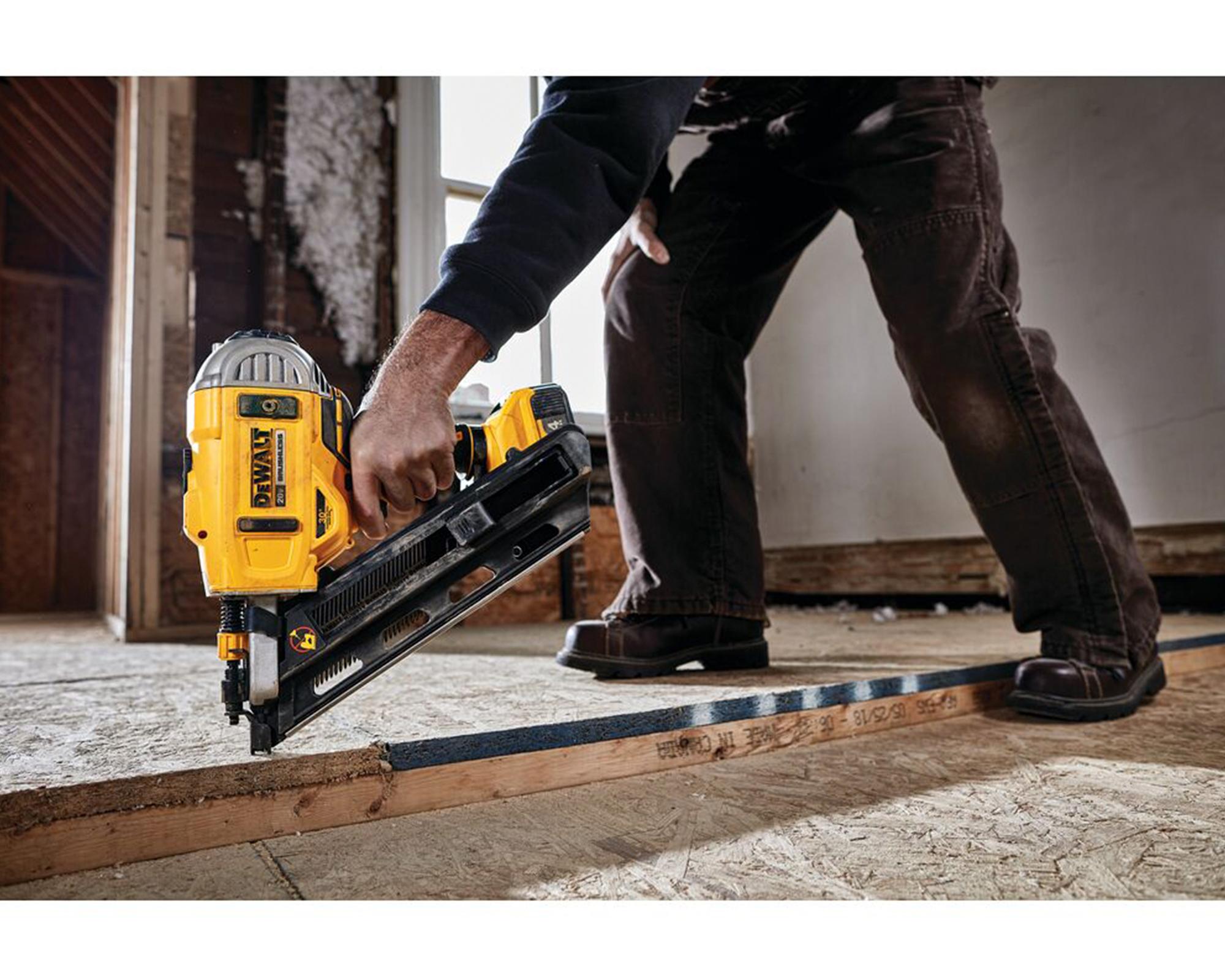 Kit clavadora 20V DCN692-BS + 1 batería 4 Ah + accesorio-2