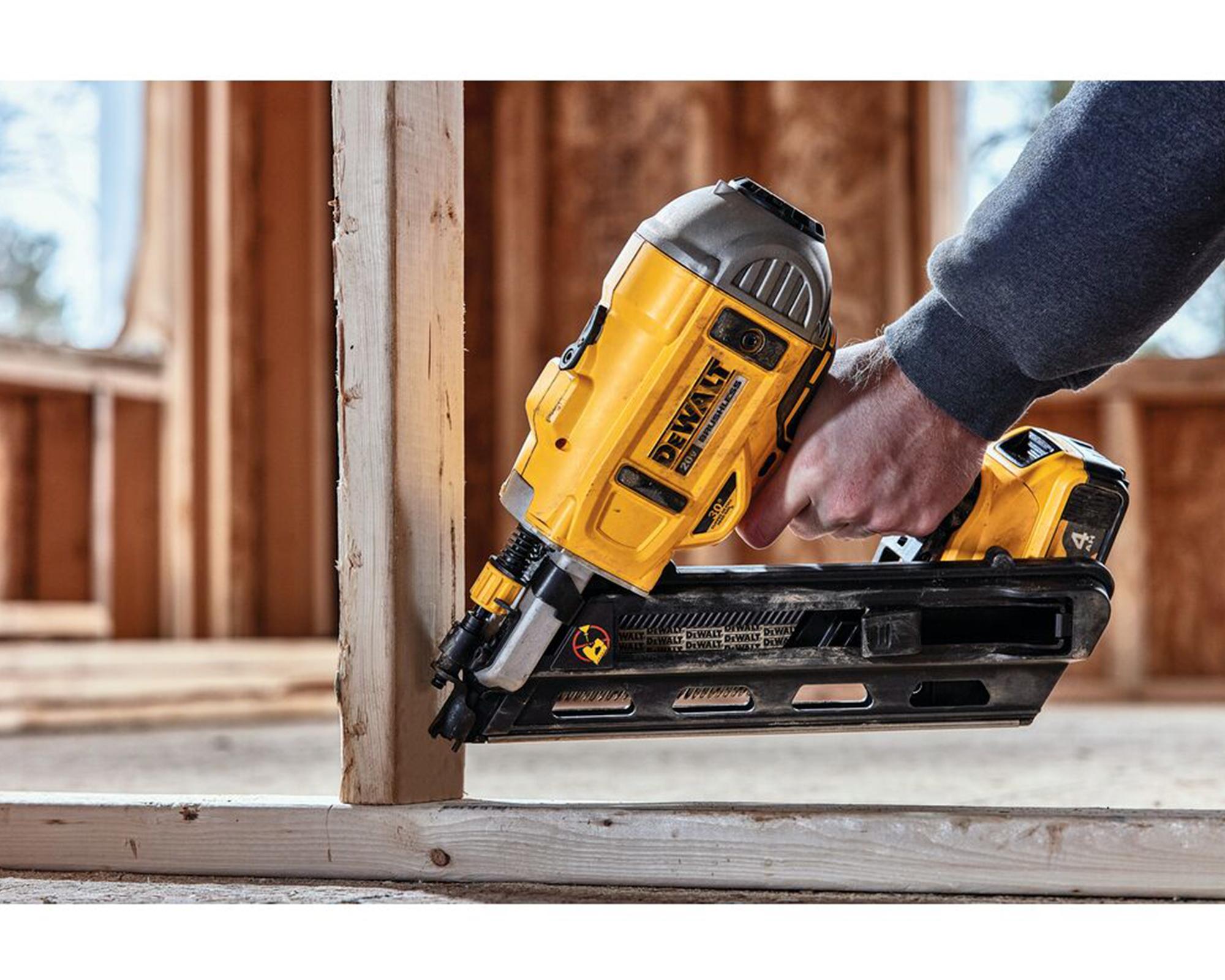 Kit clavadora 20V DCN692-BS + 1 batería 4 Ah + accesorio-3