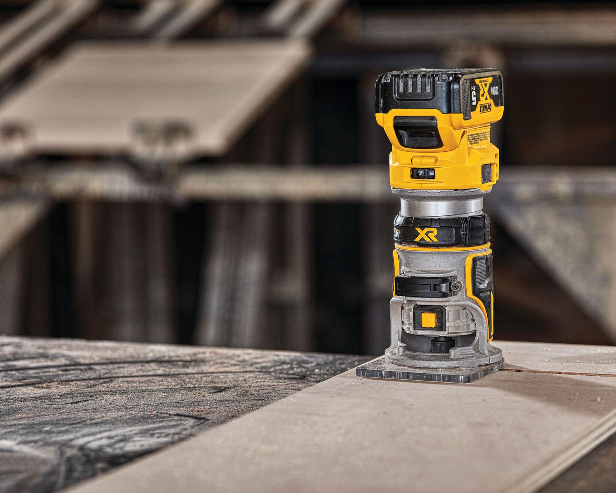 Fresadora compacta DCW600B 20V-1