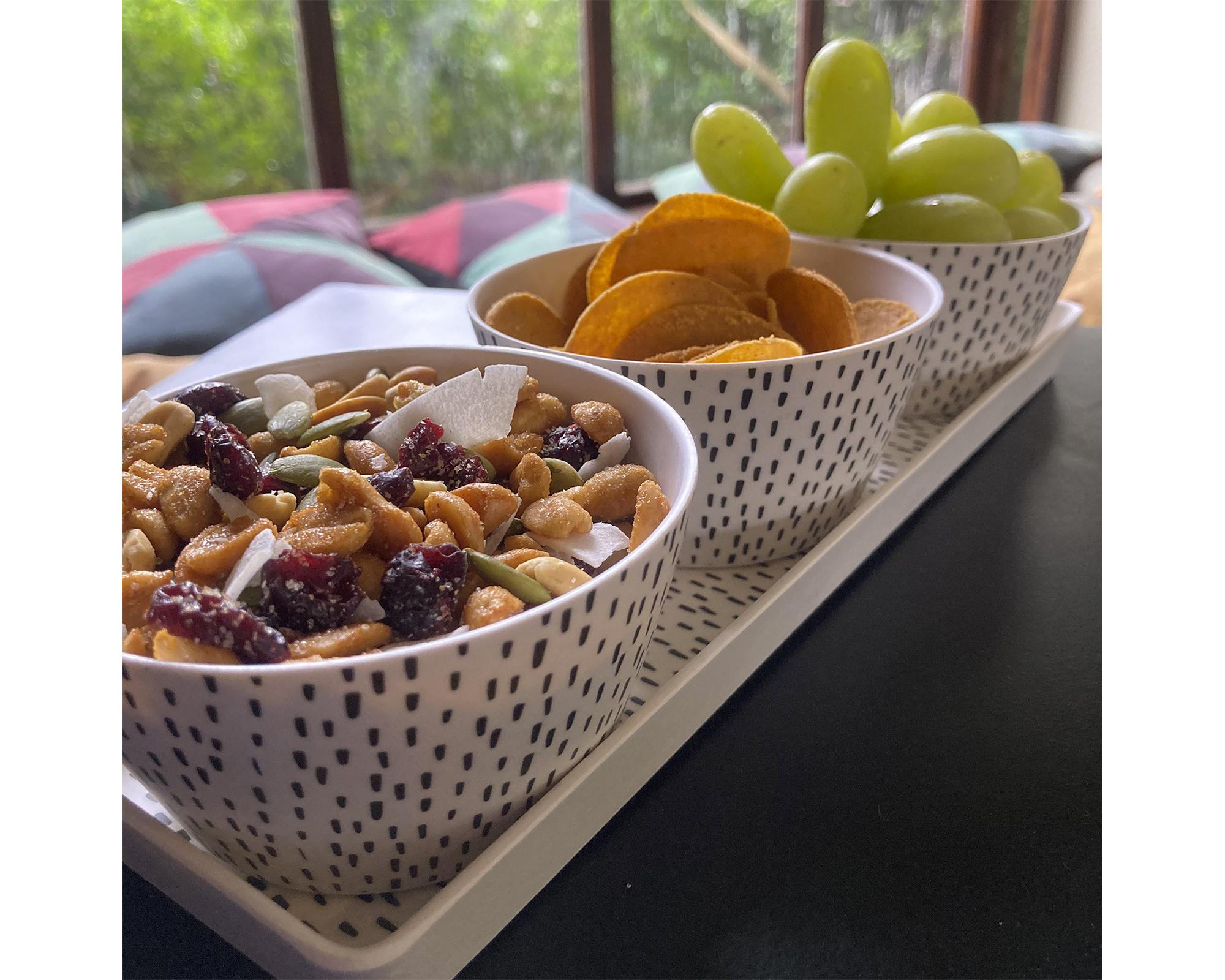 Set bandeja + 3 bowls Puntos blanco/negro-2