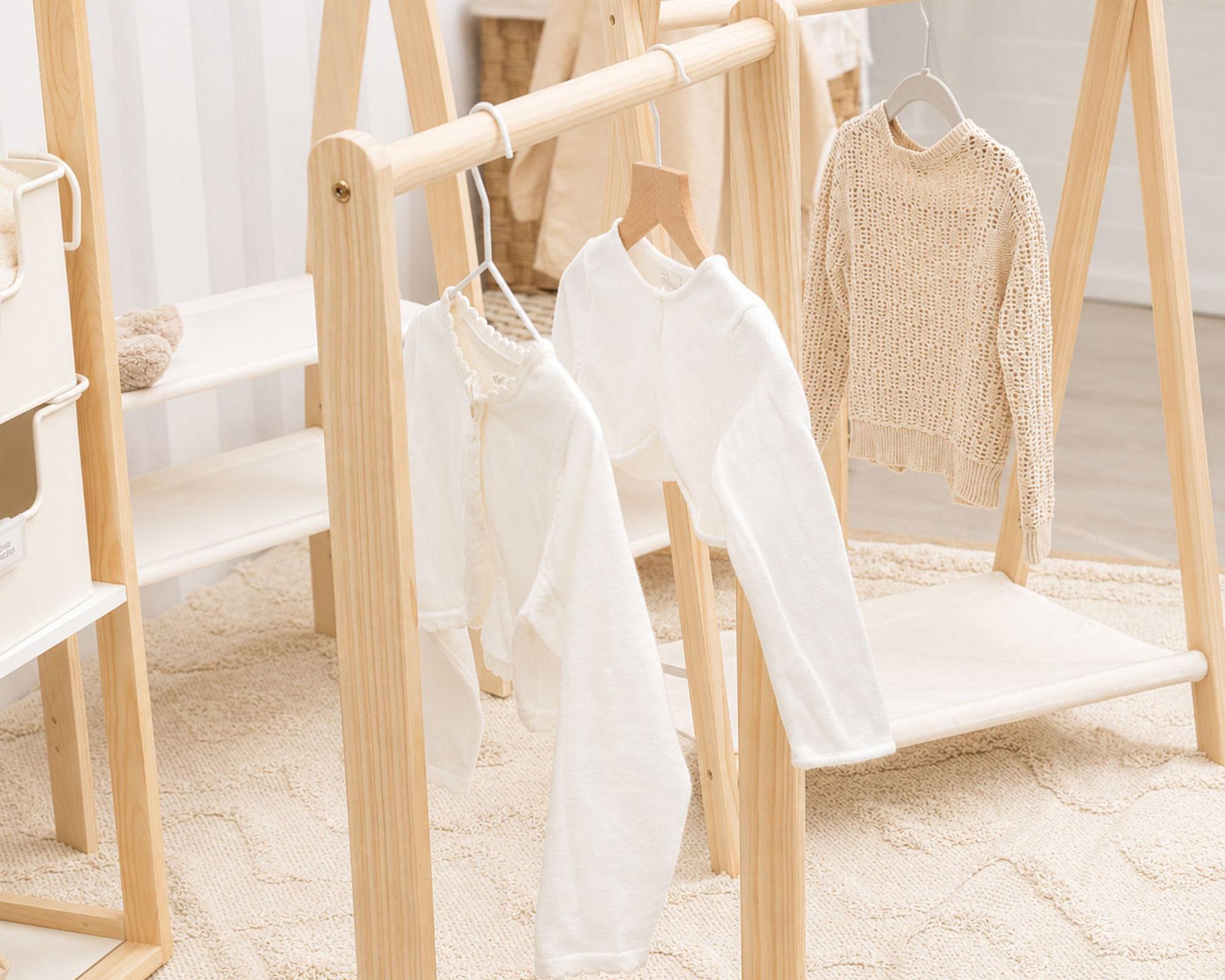 Pack 10 colgadores madera infantil angosto natural-5