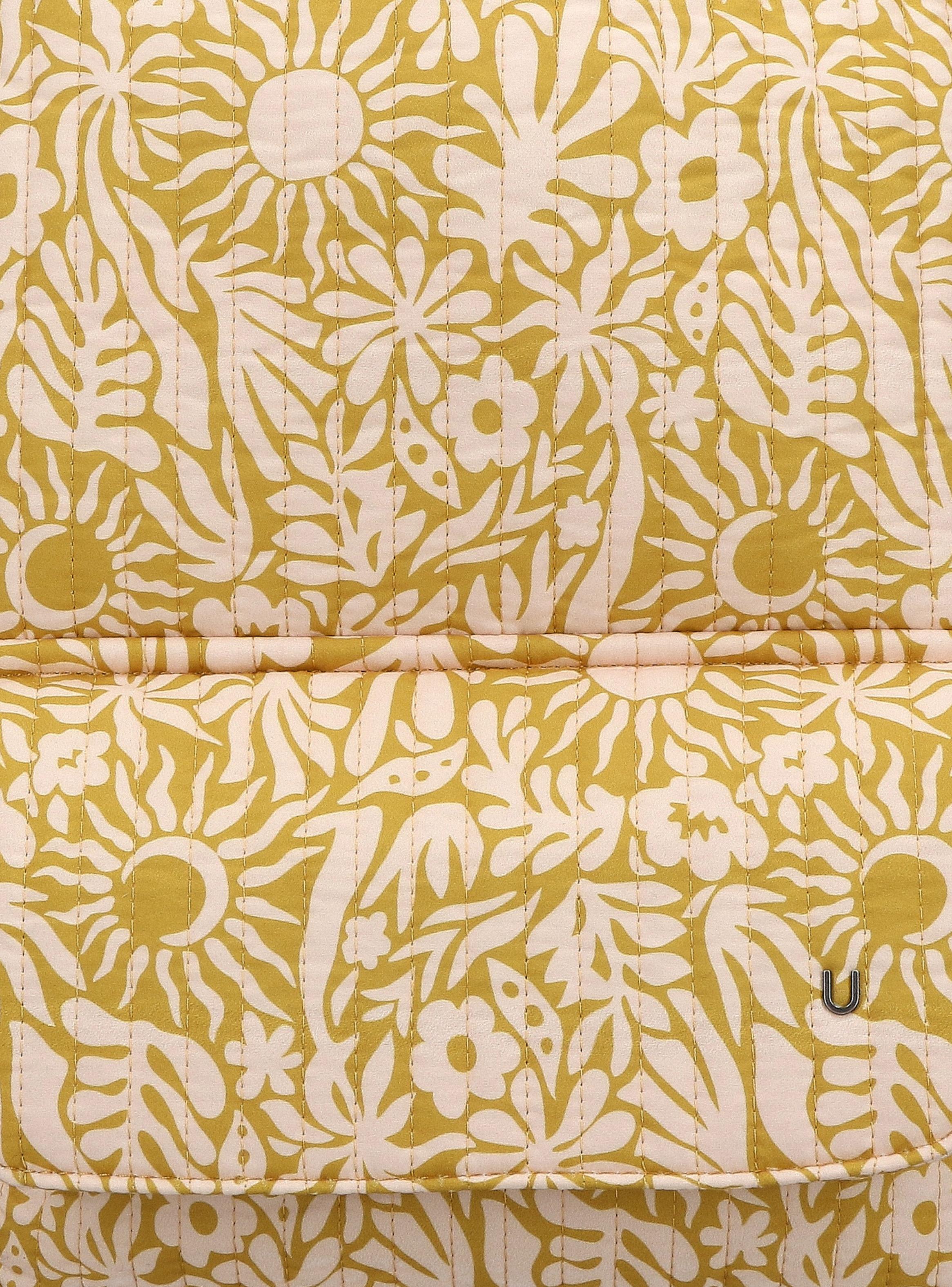 Mochila Acolchada Full Estampada con Aplicación Pompón-6